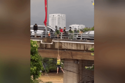 Khoảnh khắc thả dây cứu người giữa dòng nước chảy xiết ở Thái Nguyên