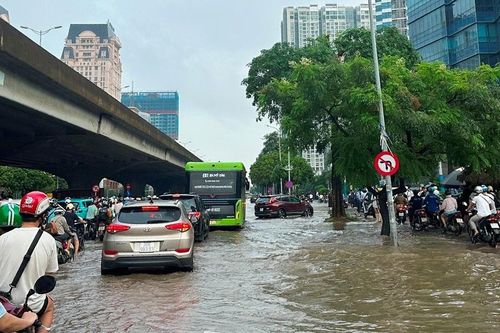 Trời hửng nắng, Hà Nội vẫn còn 12 điểm ngập sâu