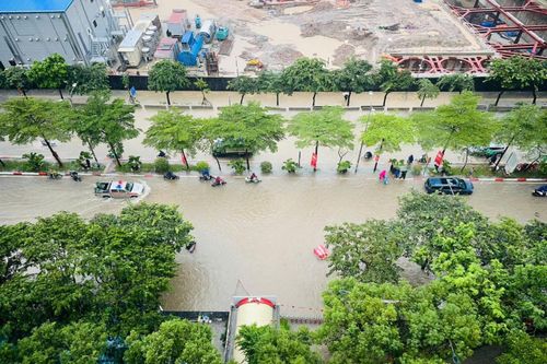 Đường ngập sâu, CSGT bế bệnh nhân ung thư máu đến viện