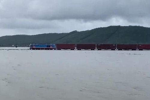 Cảnh tàu hỏa chạy giữa 'biển nước' gây bất ngờ