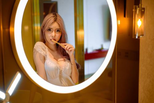 Rủi ro khi lạm dụng miếng dán trắng răng