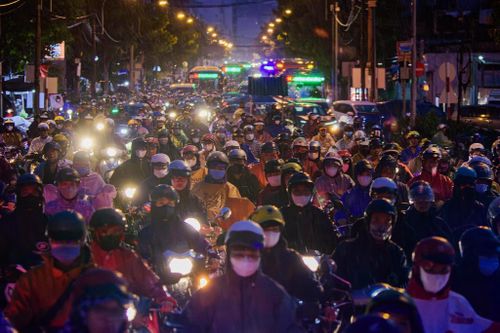 Đường TP.HCM kẹt cứng vì mưa lớn, người dân chật vật lội nước về nhà