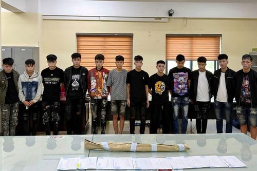 Tạm giữ hình sự 12 đối tượng côn đồ, cầm hung khí đuổi đánh làm 1 người tử vong