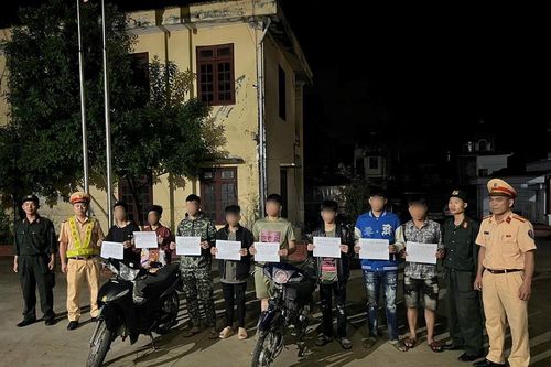 Triệu tập 8 đối tượng thanh niên 'càn quấy' giao thông đêm Trung thu