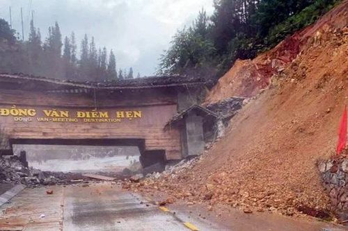 Sập cổng chào do sạt lở đất tại xã Đồng Văn, Tuyên Quang