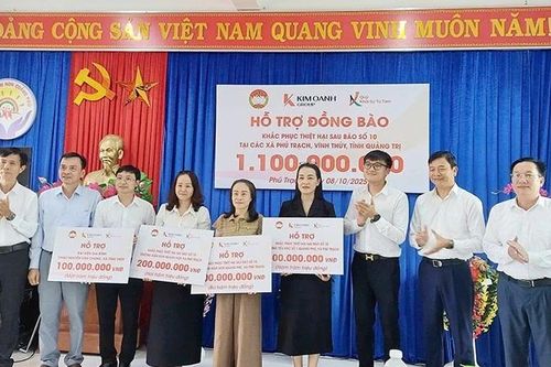Trao tặng 1,1 tỷ đồng hỗ trợ Quảng Trị khắc phục hậu quả bão số 10