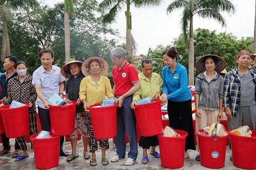 Chia sẻ khó khăn với người dân vùng thiên tai Thanh Hóa