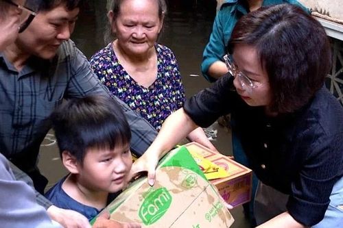 Ủy ban Mặt trận Tổ quốc Việt Nam thành phố Hà Nội hỗ trợ các hộ dân bị ảnh hưởng bởi mưa, lũ