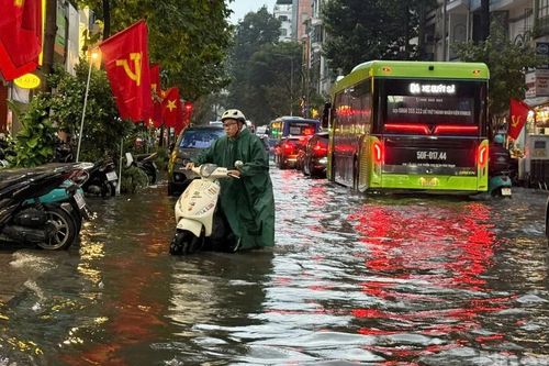 Mưa lớn kết hợp với triều cường tại Thành phố Hồ Chí Minh