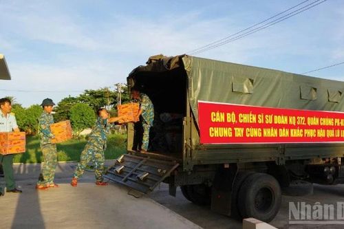 Sư đoàn Không quân 372 quyên góp, ủng hộ đồng bào khắc phục hậu quả bão lũ