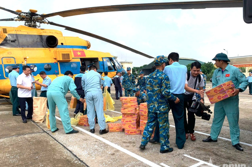 2 trực thăng Không quân bay cứu trợ nhân dân Lạng Sơn