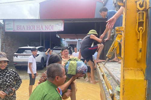Hà Nội: Cảnh sát giao thông phối hợp sơ tán, di dời dân vùng hạ lưu sông Cầu