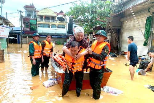 LLVT tỉnh Thái Nguyên di dời người già, trẻ nhỏ, người tàn tật, phụ nữ có thai ra khỏi vùng ngập lụt