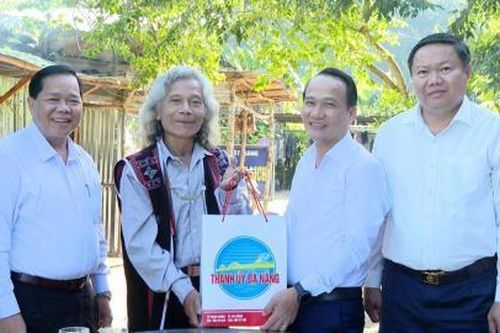 Phó Bí thư Thường trực Thành ủy Đà Nẵng Nguyễn Đình Vĩnh thăm và làm việc tại xã Tây Giang