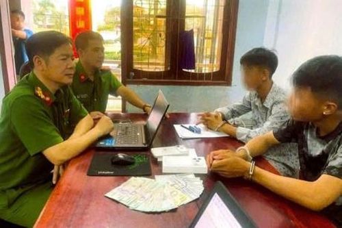 Cặp đôi đạo chích sa lưới