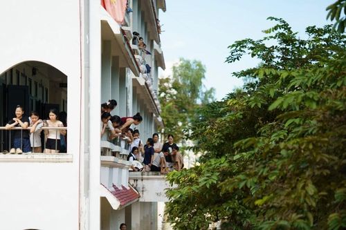 Ký túc xá Trường ĐH Sư phạm Thái Nguyên ngập sâu tới 2m: tân sinh viên bất lực nhìn laptop, sách vở chìm trong lũ