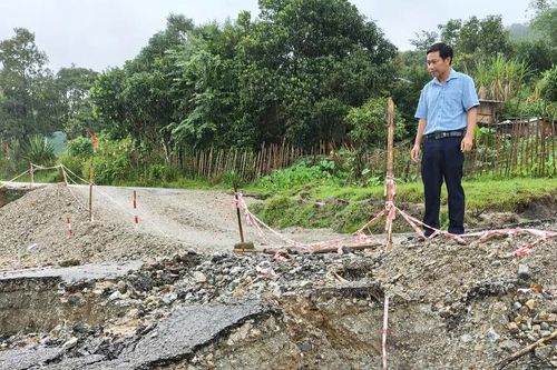 Đường xuống cấp, hiểm nguy rình rập
