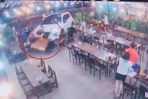 Vụ ô tô tông quán nhậu: Trước khi tông chết người, tài xế cầm dao dọa giết người