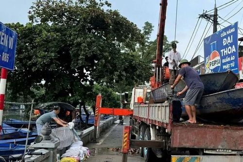 Người dân Chùa Hương mang thuyền tới hỗ trợ vùng rốn lũ Thái Nguyên