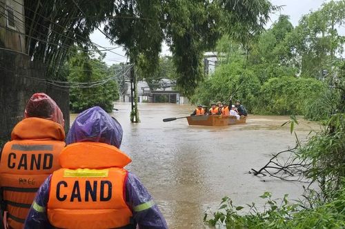 Huy động tối đa lực lượng, phương tiện giúp đỡ người dân vùng lũ, lụt