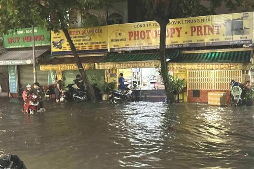 TPHCM: Mưa lớn kết hợp triều cường gây ngập nhiều nơi