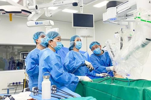 Phẫu thuật nội soi bằng robot cứu thận ứ nước nặng