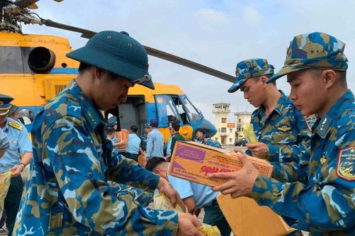 Quân đội điều 3 trực thăng đi cứu trợ người dân bị cô lập do mưa lũ
