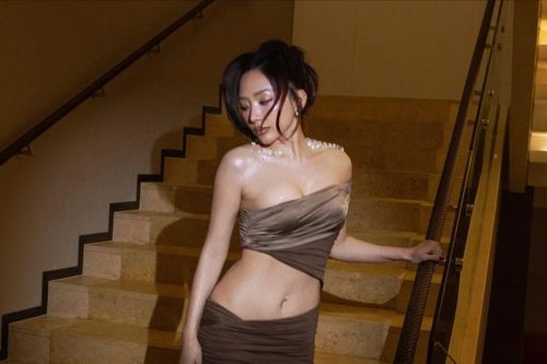 Tóc Tiên khoe vai trần thon thả và vòng eo săn chắc nuột nà