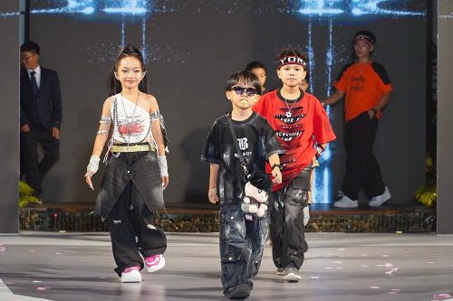 Rapper nhí Xệ Xệ gây bất ngờ khi làm vedette diễn thời trang