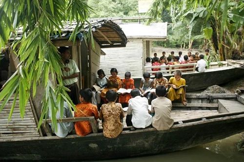 Khi trường học hóa thành con thuyền đưa tri thức vượt lũ