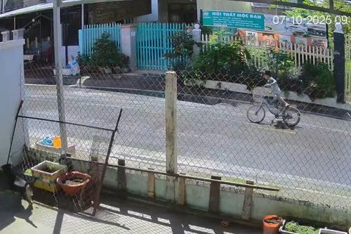 Bé trai bị té vì đạp xe đuổi theo người phụ nữ nghi giật vé số