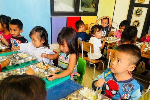 Nỗ lực tổ chức bán trú tại các trường mầm non vùng cao