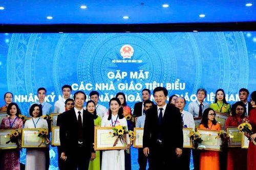 Người 'thắp lửa' đổi thay nơi vùng trũng giáo dục