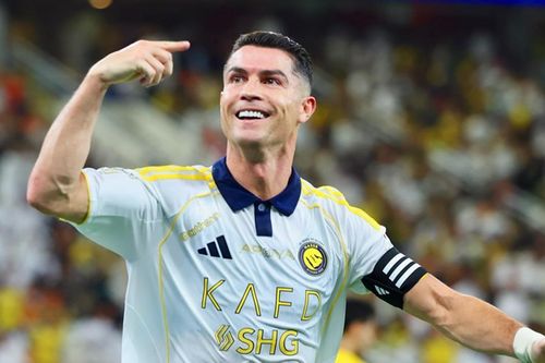 Cristiano Ronaldo trở thành cầu thủ bóng đá tỷ phú đầu tiên