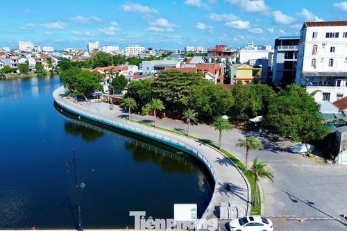 Hình hài tuyến đường đi bộ mới uốn lượn lạ mắt ven sông Hương