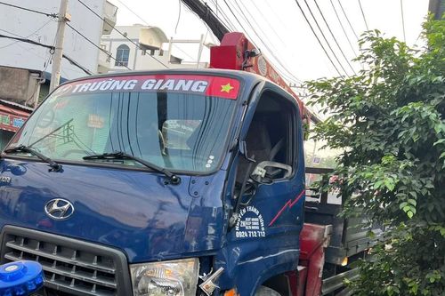 Xe tải lao sang làn ngược chiều tông người đi đường tử vong