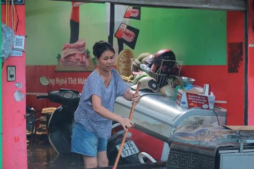Người Hà Nội thức trắng cứu xe, dọn nhà giữa ngổn ngang bùn nước