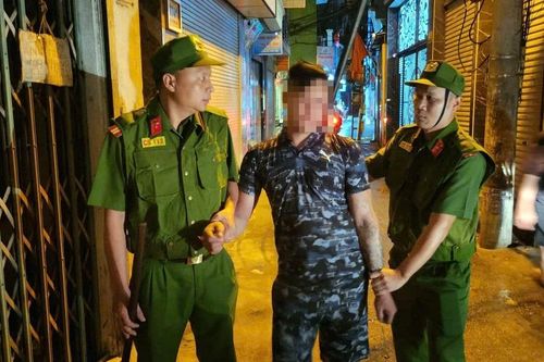 Hà Nội: Bắt đối tượng dùng chai bia tấn công người dân