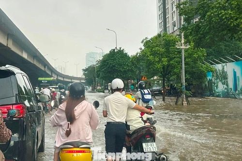 Trời hửng nắng, Hà Nội vẫn còn 12 điểm ngập sâu, ùn tắc