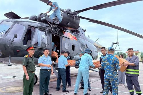 Trung đoàn Không quân 916 bay cứu trợ khẩn cấp tại Lạng Sơn