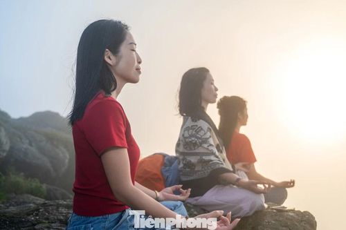 Ngồi thiền và đón bình minh trên non thiêng Yên Tử