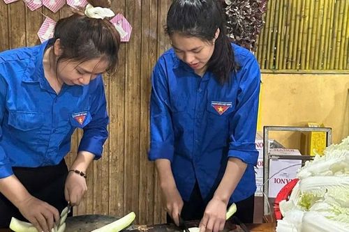 Bữa cơm yêu thương gửi tới người dân vùng lũ Cao Bằng