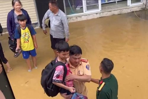 Cảnh sát đường thủy phối hợp sơ tán 50 người ở vùng hạ lưu sông Cầu