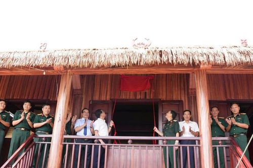 Bộ Tổng Tham mưu tặng nhà sàn '2 trong 1' cho người dân vùng cao