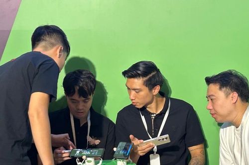 Người hâm mộ thích thú xem Văn Toàn, Văn Hậu 'đấu ngón'