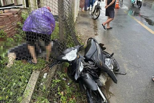 Xe máy kẹp 3 lao vào trụ hàng rào lưới B40, 1 học sinh tử vong