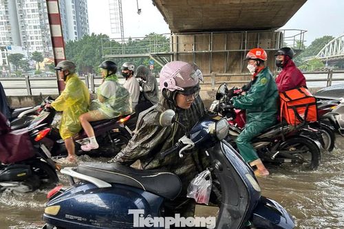 Xe chết máy, người dân TPHCM lội bì bõm giờ tan tầm