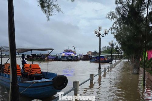 Bến Ninh Kiều lại bị triều cường 'tấn công'