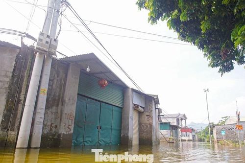 Hơn một tuần nay, nhiều xã ngoại thành Hà Nội vẫn chìm trong biển nước