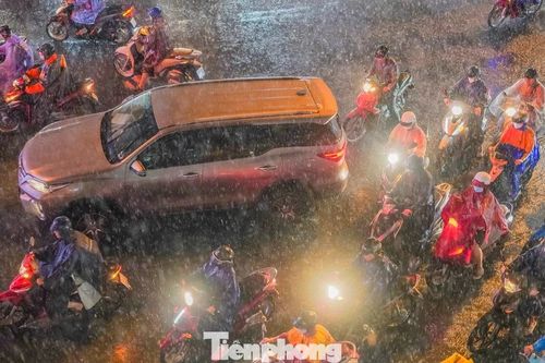 Mưa tầm tã, người dân TPHCM loay hoay tìm đường về nhà
